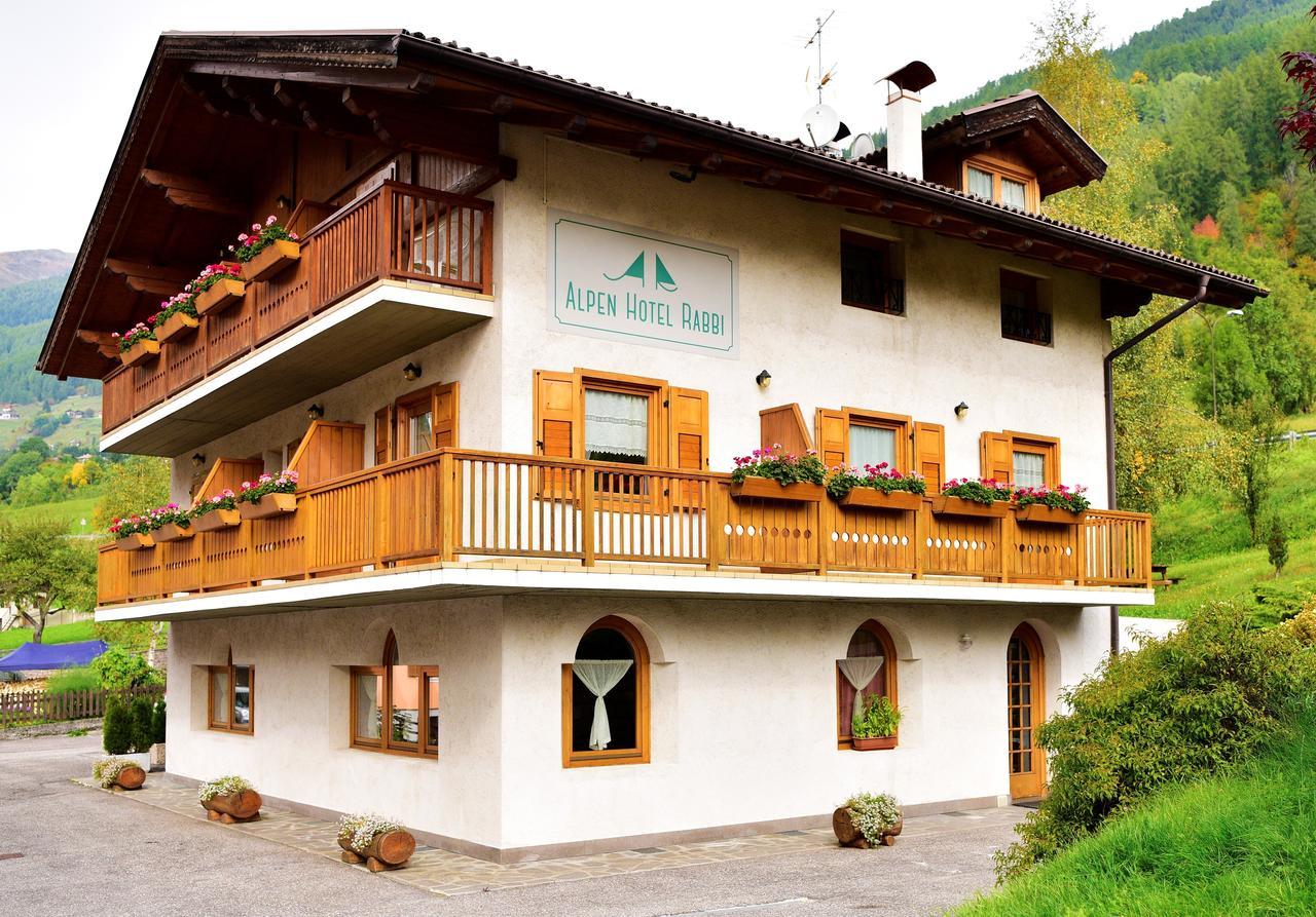 Alpen Hotel Rabbi Bagian luar foto